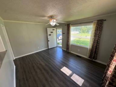 Main picture of 1004 Center St