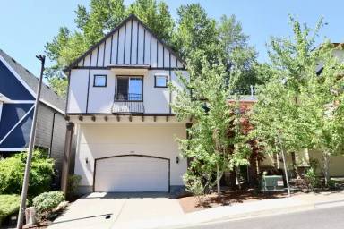 Main picture of 2455 NW Byrne Ter