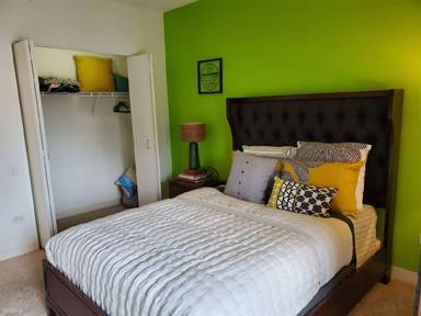 Main picture of 417 W Roscoe St