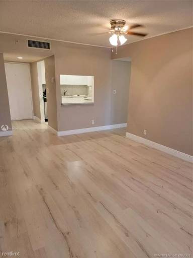 Main picture of 220 Lakeview Dr