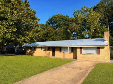 Main picture of 208 Hospital Dr