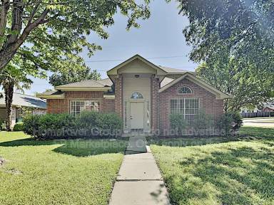 Main picture of 2115 Camelot Dr
