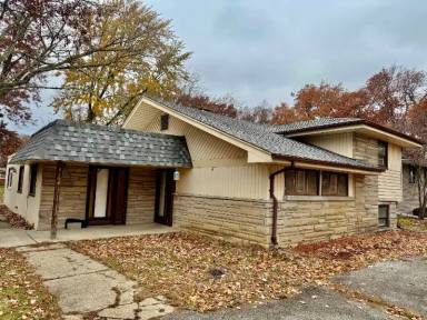 Main picture of 18104 Paxton Ave