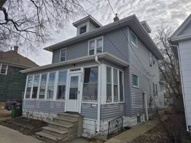 Main picture of 320 E 7th St