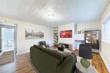 Main picture of 2418 Berg St