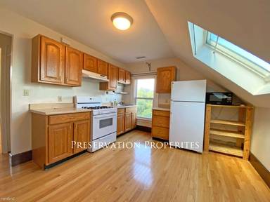 Main picture of 132 Crescent St