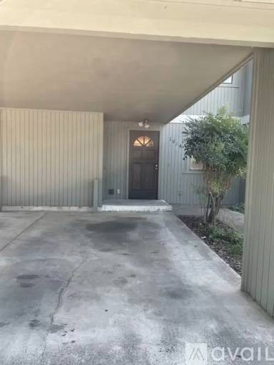 Main picture of 1014 SE Camelot Dr