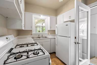 Main picture of 915 W 9th St