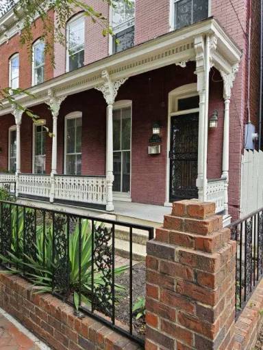 Main picture of 410 W Clay St