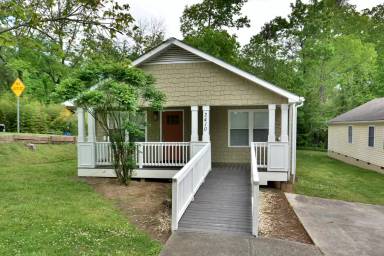 Main picture of 2410 Francis St