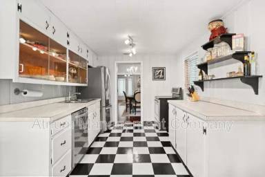 Main picture of 40 W Smith St