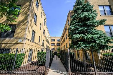 Main picture of 3002 W Ainslie St