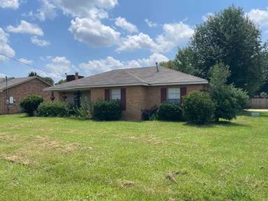 Main picture of 1609 Deatsville Hwy
