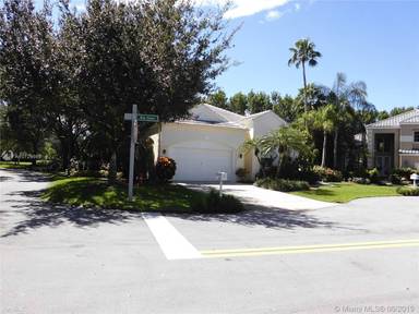 Main picture of 2195 Bay Ct