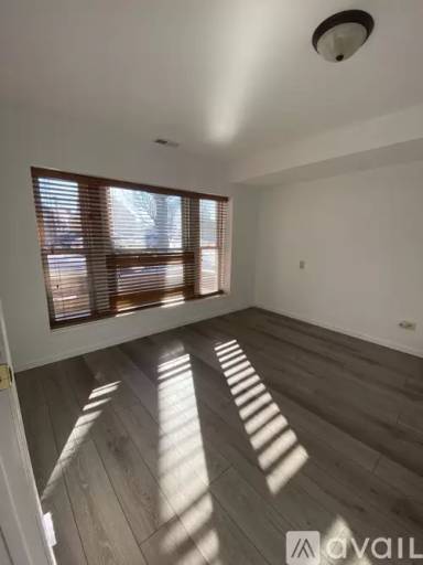 Main picture of 5922 W Leland Ave
