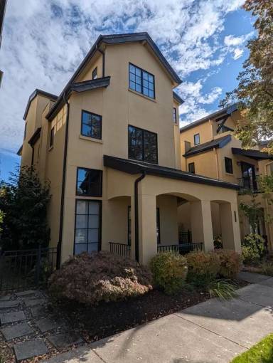 Main picture of 2795 Lord Byron Pl