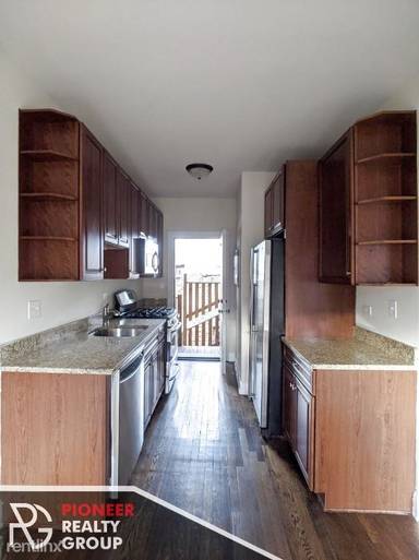 Main picture of 740 W Addison St