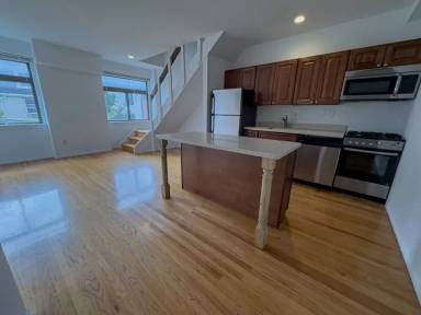 Main picture of 319 S 10th St