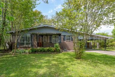 Main picture of 200 Oak Ln