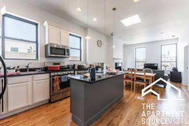 Main picture of 1753 W Chicago Ave
