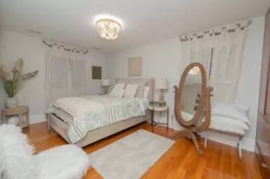 Main picture of 944 Lakeview Dr
