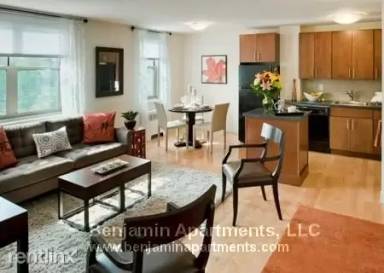 Main picture of 10 Camelot Ct