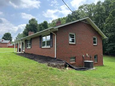 Main picture of 2472 Spring Rd