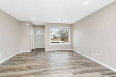 Main picture of 6084 Manchester Ave NE