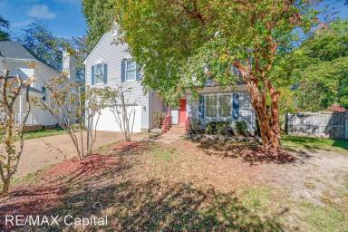 Main picture of 821 Lancaster Ln