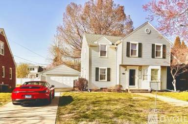 Main picture of 913 W Stratford Dr