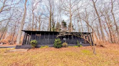 Main picture of 21 Lakepoint Dr