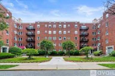Main picture of 2330 Linwood Ave