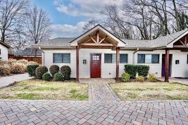 Main picture of 304 W College St