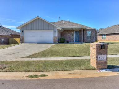 Main picture of 836 Twin Lakes Dr