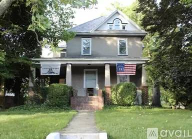 Main picture of 715 S Broadway