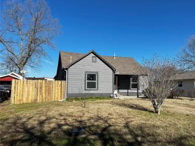 Main picture of 1020 W 12th St
