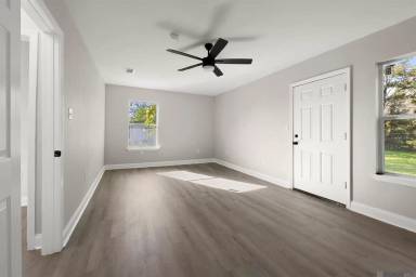 Main picture of 505 Louise St