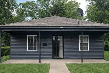 Main picture of 942 Emmie St