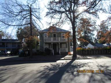 Main picture of 385 E 12th St