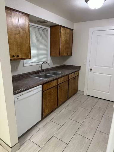 Main picture of 1585 W Oak St