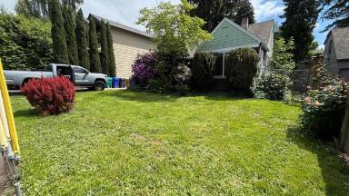 Main picture of 5708 SE Stark St