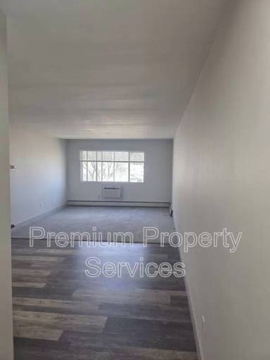 Main picture of 339 W Grand Ave