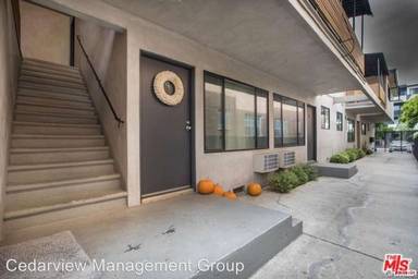 Main picture of 410 N Hayworth Ave