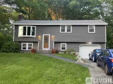 Main picture of 9 Putney Cir