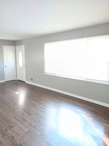 Main picture of 7601 White Oak Ave