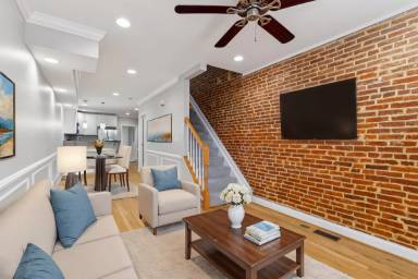 Main picture of 1145 W Hamburg St