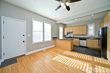 Main picture of 1925 W 21st Pl