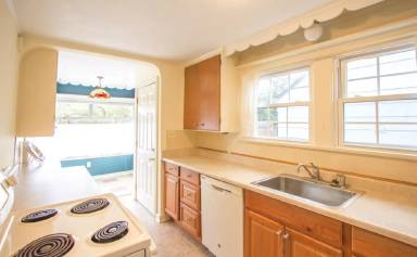 Main picture of 833 NW Market St