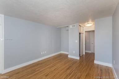 Main picture of 1670 Bay Rd