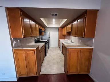 Main picture of 121 S Swall Dr